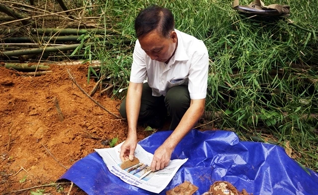 Nhiều di vật được tìm thấy tại vị trí chôn cất ban đầu ở thôn Quan Làng.
