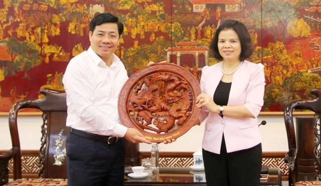 Ông Dương Văn Thái, Chủ tịch UBND tỉnh Bắc Giang và bà Nguyễn Hương Giang, Chủ tịch UBND tỉnh Bắc Ninh trao quà lưu niệm tại buổi làm việc.