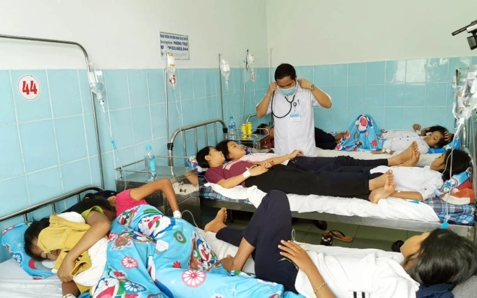 Các học sinh đang được điều trị tại Trung tâm Y tế huyện Đức Trọng.