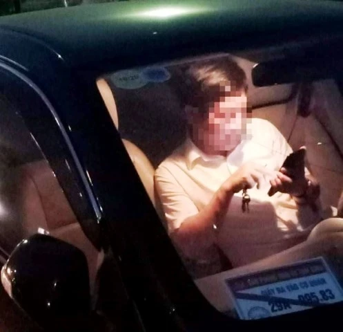 Ông Nguyễn Văn Điều, Trưởng Ban Nội chính Tỉnh ủy Thái Bình ngồi trong ô-tô sau khi gây tai nạn. (Ảnh người dân chụp tại hiện trường ngày 8-5)