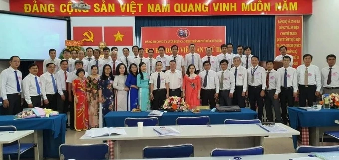 Cán bộ, đảng viên Công ty Lưới điện Cao thế TP Hồ Chí Minh chụp ảnh lưu niệm tại Đại hội.