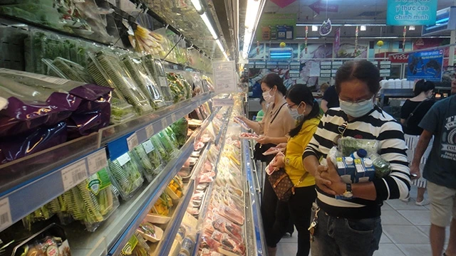 Người tiêu dùng đang mua hàng tại hệ thống siêu thị trên địa bàn thành phố Hồ Chí Minh.