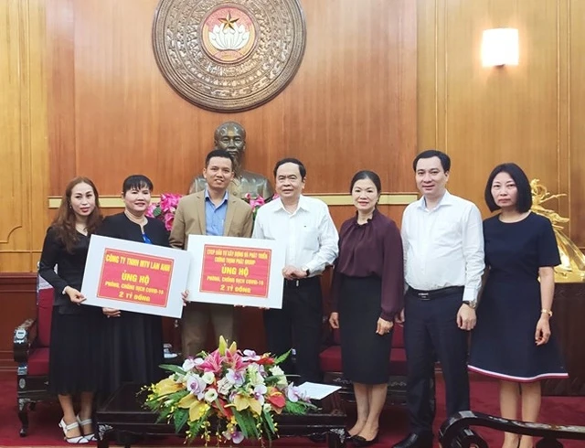 Chủ tịch Ủy ban Trung ương MTTQ Việt Nam Trần Thanh Mẫn đã tiếp nhận ủng hộ phòng chống dịch từ các doanh nghiệp.