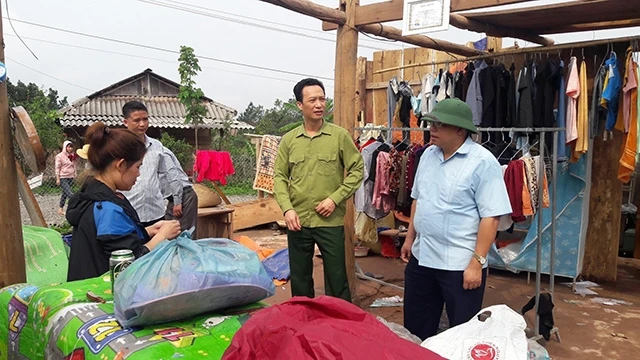 Ngay khi xảy ra thiên tai ngày 23-4, các phòng, ban chuyên môn huyện Nậm Pồ đã khẩn trương cử cán bộ về cơ sở thống kê thiệt hại, hỗ trợ nhân dân khắc phục hậu quả.