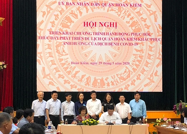 Ký kết hợp tác giữa quận Hoàn Kiếm và Hiệp hội Du lịch Việt Nam.
