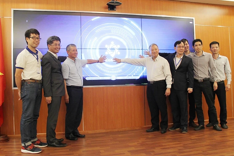 Thứ trưởng Nguyễn Thành Hưng và đại diện sáu thành viên trong Liên minh Comeet bấm nút khai trương Giải pháp Hội nghị trực tuyến Comeet.