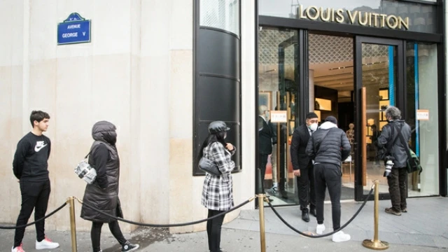 Khách hàng phải giữ khoảng cách ít nhất 1m tại các cửa hàng như Louis Vuiton trên Đại lộ Champs Élysées ở Paris.