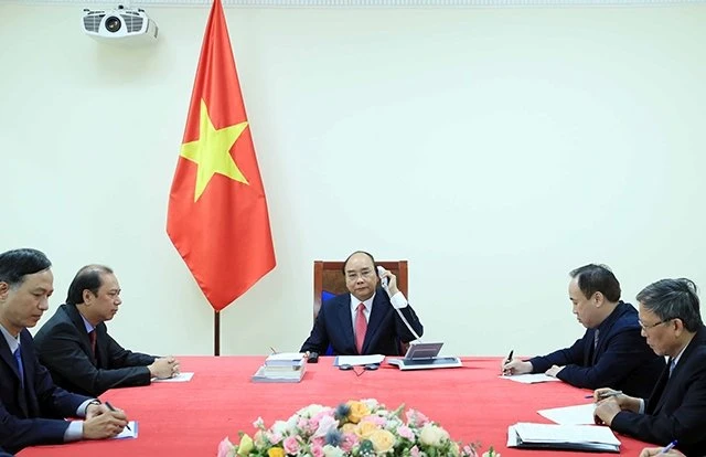 Thủ tướng Nguyễn Xuân Phúc điện đàm với Thủ tướng Xin-ga-po Lý Hiển Long