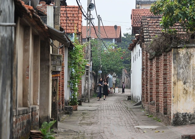 Du khách tham quan làng cổ Đường Lâm (thị xã Sơn Tây, TP Hà Nội).