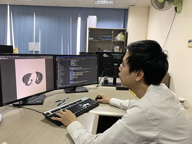 TS Trần Giang Sơn nghiên cứu hệ thống phần mềm hỗ trợ chẩn đoán ung thư phổi.