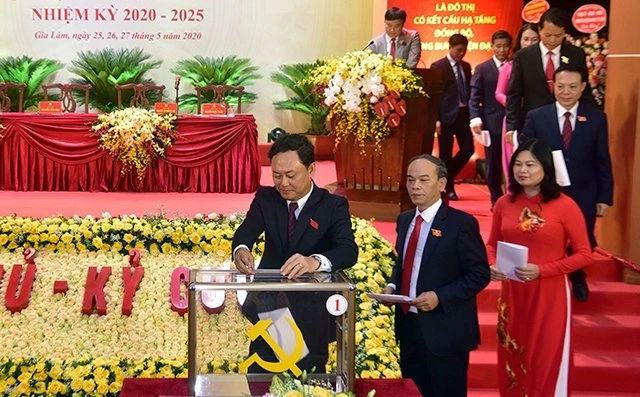 Các đại biểu bỏ phiếu bầu Ban Chấp hành Đảng bộ huyện Gia Lâm (TP Hà Nội) nhiệm kỳ 2020-2025. Ảnh: DUY LINH