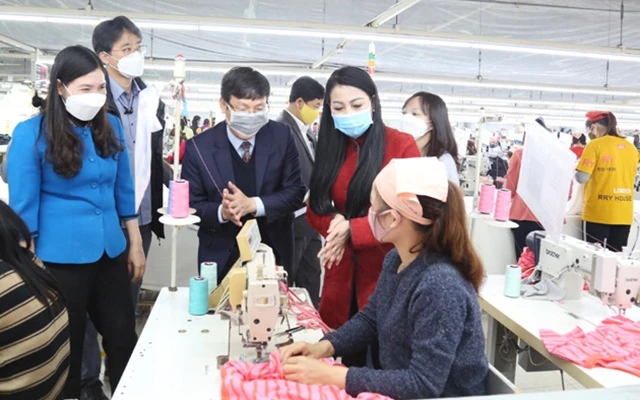 Lãnh đạo tỉnh Vĩnh Phúc thăm xưởng sản xuất của Công ty TNHH Shinwon Ebenzer Việt Nam trong thời kỳ dịch bệnh Covid-19.