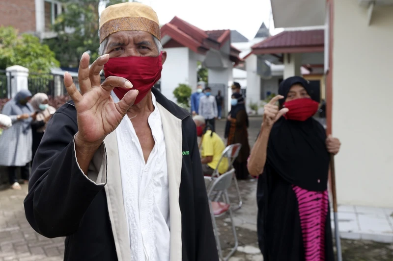 Người cao tuổi tại một viện dưỡng lão ở tỉnh Aceh, Indonesia đeo khẩu trang phòng ngừa Covid-19 (Ảnh: JP)