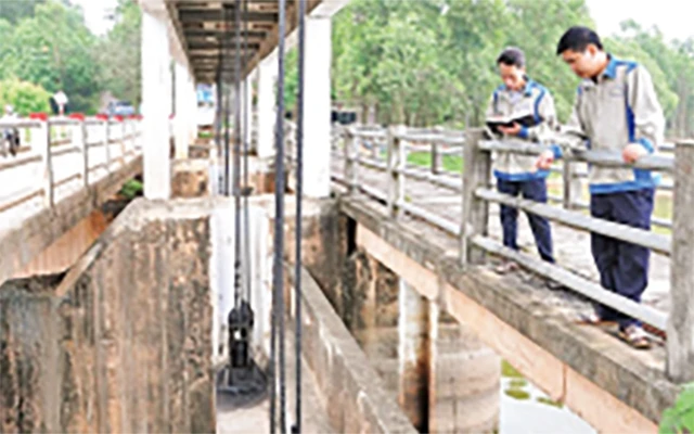 Nhân viên Công ty TNHH một thành viên Thủy lợi Phúc Yên (tỉnh Vĩnh Phúc) kiểm tra các cửa xả tại hồ Đại Lải trước mùa mưa bão. 