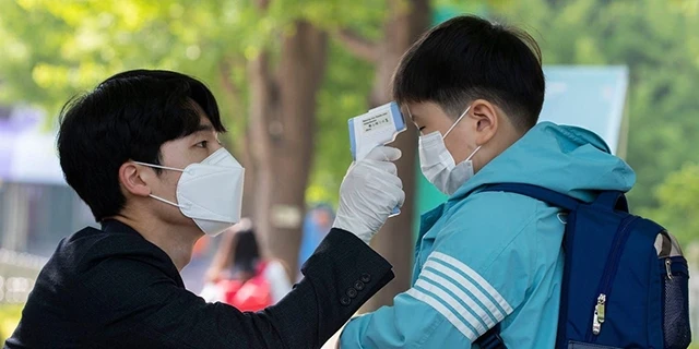 Học sinh Hàn Quốc được kiểm tra thân nhiệt khi đến trường.