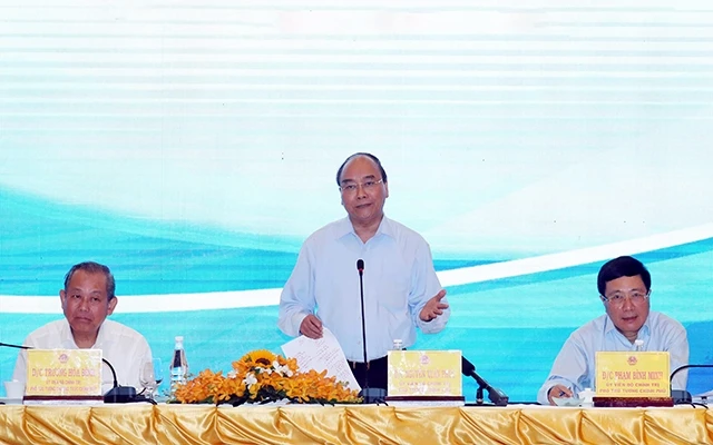 Thủ tướng Nguyễn Xuân Phúc phát biểu ý kiến kết luận Hội nghị Thủ tướng Chính phủ làm việc với các tỉnh, thành phố Vùng kinh tế trọng điểm phía nam. Ảnh: THỐNG NHẤT (TTXVN)
