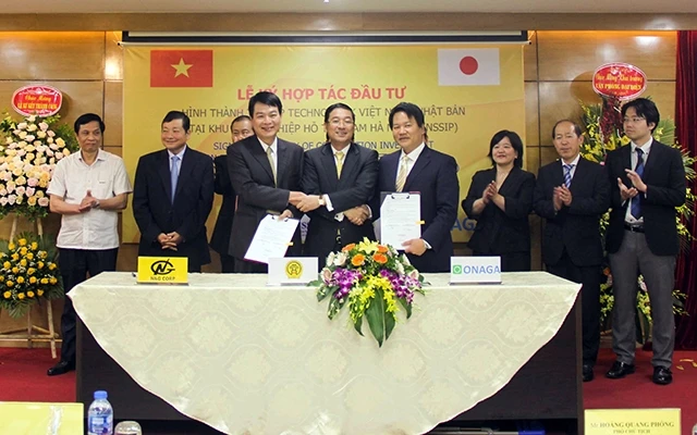 Lãnh đạo Hiệp hội Doanh nghiệp ngành công nghệ hỗ trợ Hà Nội (Hansiba) và lãnh đạo Tập đoàn Onaga Nhật Bản ký kết hợp tác.