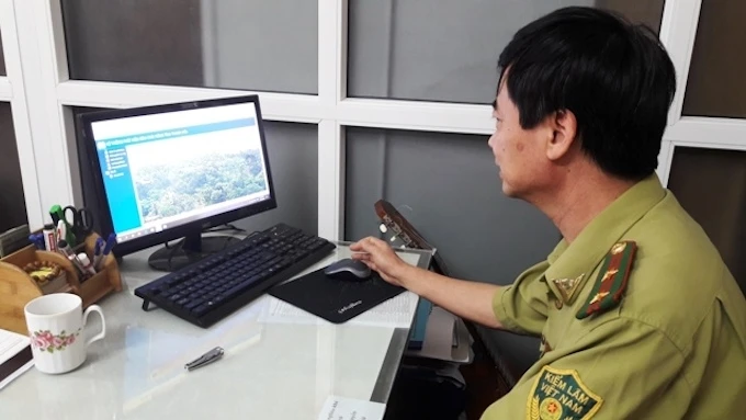 Kiểm lâm Thanh Hóa quan sát thảm rừng qua trang web, thiết bị kết nối với các camera canh lửa rừng.