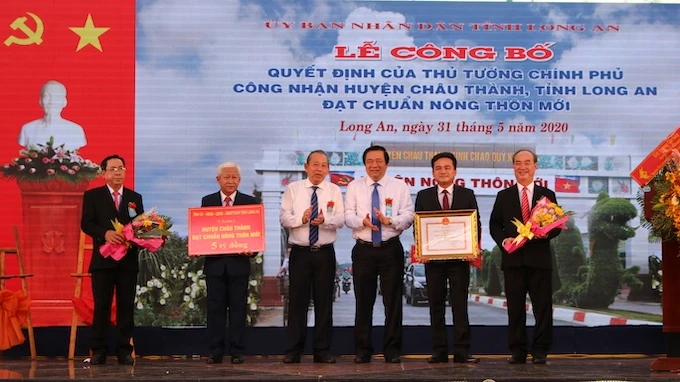 Phó Thủ tướng Trương Hòa Bình trao Quyết định của Thủ tướng Chính phủ công nhận huyện Châu Thành, tỉnh Long An đạt chuẩn nông thôn mới.