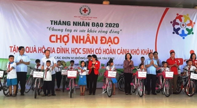 Đồng chí Trương Thi Mai cùng đại diện lãnh đạo các bộ, ngành Trung ương, tỉnh Hà Tĩnh tặng quà cho các em học sinh nghèo vượt khó. 