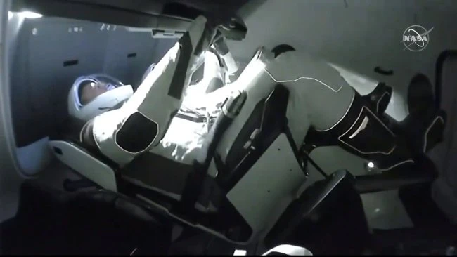 Phi hành gia NASA lên đến trạm vũ trụ trên tàu của SpaceX.