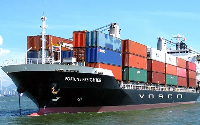 Tàu chở công-ten-nơ của Công ty cổ phần Vận tải biển Việt Nam (Vosco) khai thác tuyến nội địa bắc nam.