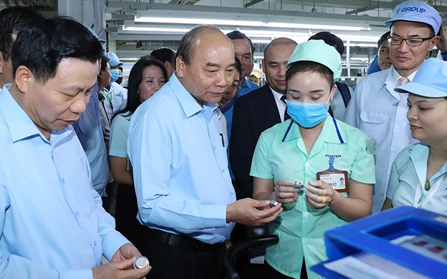 Thủ tướng Nguyễn Xuân Phúc trò chuyện với công nhân Công ty TNHH Điện tử Foster Bắc Ninh. Ảnh: THỐNG NHẤT (TTXVN)