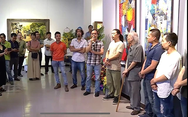 Các họa sĩ nhóm 33A tại lễ khai mạc triển lãm “Bóng di sản”.