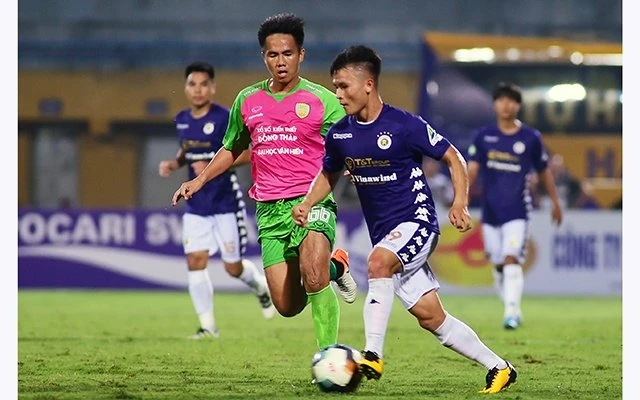Pha tranh bóng giữa cầu thủ Hà Nội FC (áo tím) và Đồng Tháp. Ảnh: HẢI THANH