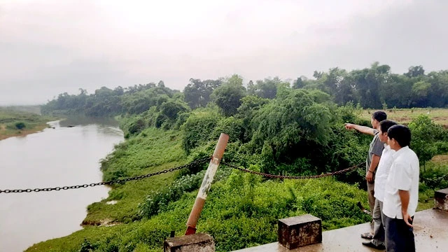 Sông Ngàn Sâu có đặc điểm địa hình dốc, cường độ nước lũ chảy mạnh khiến nhiều diện tích đất sản xuất nông nghiệp bị cuốn trôi. 