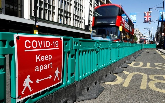 Biển hiệu nhắc nhở người dân giữ khoảng cách khi ra ngoài tại London, Anh, ngày 29-5. (Ảnh: Reuters)