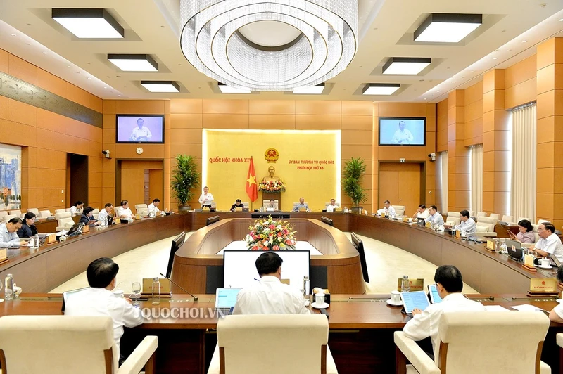 Phó Chủ tịch Quốc hội Phùng Quốc Hiển điều hành phiên họp sáng 1-6.