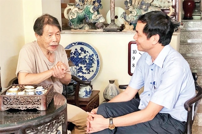 Nhà thơ Thi Hoàng (trái) trò chuyện với nhà thơ Hữu Việt. Ảnh | SÔNG LA