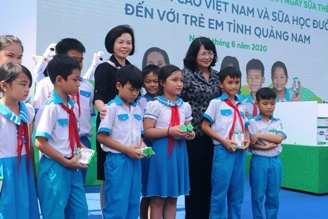 Phó Chủ tịch nước Đặng Thị Ngọc Thịnh trao quà cho các em học sinh nhân Ngày Quốc tế Thiếu nhi.