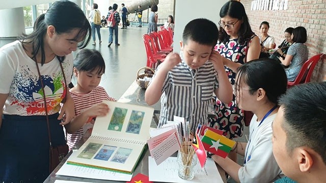 Trẻ khám phá Đông Nam Á: Đông Nam Á chứa đựng vô vàn điều thú vị với trẻ nhỏ. Từ những lễ hội độc đáo, đến những khu vui chơi giải trí, hoặc đơn giản là những trải nghiệm mới lạ trong thực tế, tất cả đều mang đến cho các bé những trải nghiệm đầy ý nghĩa và giúp họ phát triển một cách toàn diện.