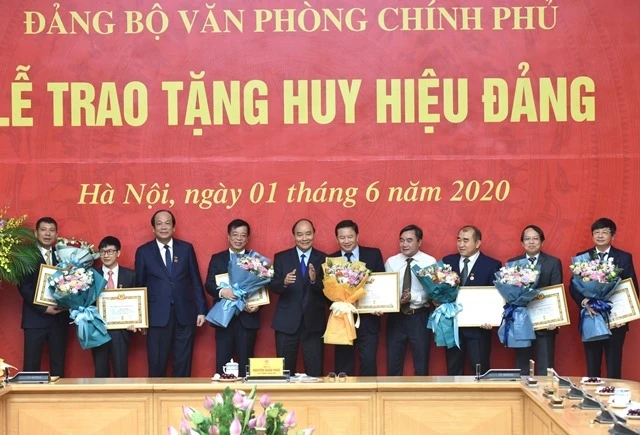 Trao tặng Huy hiệu Đảng cho đảng viên thuộc Đảng bộ Văn phòng Chính phủ