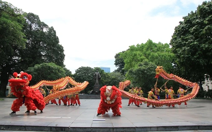 Biểu diễn múa rồng tại phố đi bộ quanh hồ Hoàn Kiếm.