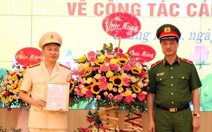 Thiếu tướng Nguyễn Duy Ngọc đã trao Quyết định của Bộ trưởng Công an điều động, bổ nhiệm Đại tá Nguyễn Ngọc Lâm làm Giám đốc Công an tỉnh Quảng Ninh.