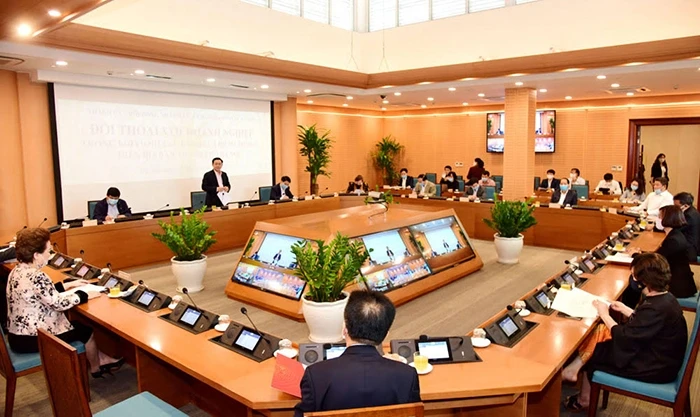 Quang cảnh hội nghị lãnh đạo TP Hà Nội đối thoại, tháo gỡ khó khăn cho doanh nghiệp vào giữa tháng 4-2020.