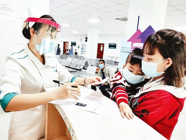 Đưa trẻ đến khám bệnh tại Bệnh viện Nhi đồng thành phố. (Ảnh do bệnh viện cung cấp)