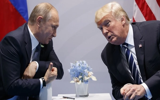 Tổng thống Nga Putin và Tổng thống Mỹ Trump tại Hội nghị thượng đỉnh G20 ở Hamburg, Đức, năm 2017. (Ảnh: AP)