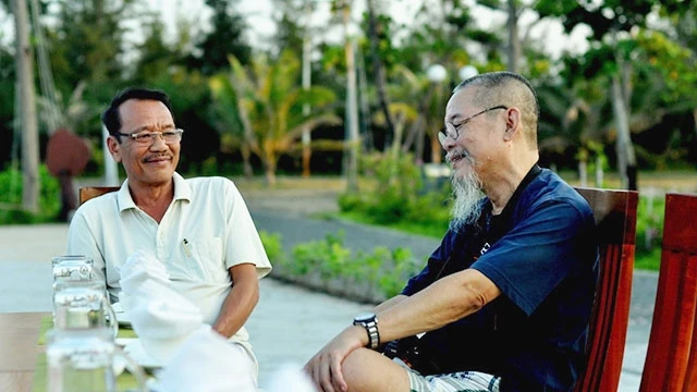 Nhà thơ Nguyễn Giúp (bên trái) và nhà văn Đỗ Phấn tại trại viết.