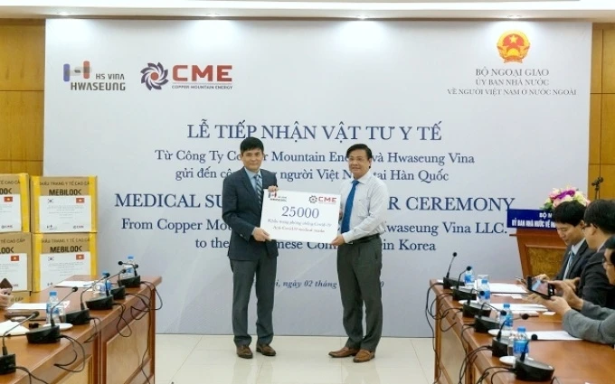 Đại diện UBNN về người Việt Nam ở nước ngoài nhận tượng trưng 25 nghìn khẩu trang y tế từ Công ty Năng lượng CME.