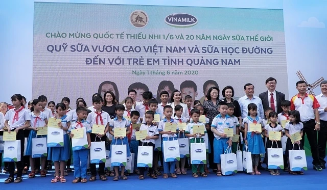 Phó Chủ tịch nước Đặng Thị Ngọc Thịnh trao quà cho các em học sinh Quảng Nam. 