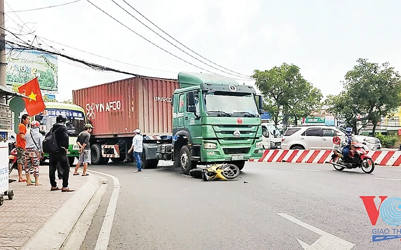 Vụ va chạm với xe container trưa ngày 4-5 vừa qua tại TP Hồ Chí Minh khiến cả người lẫn xe máy bị cuốn vào gầm. Ảnh | Trần Kha