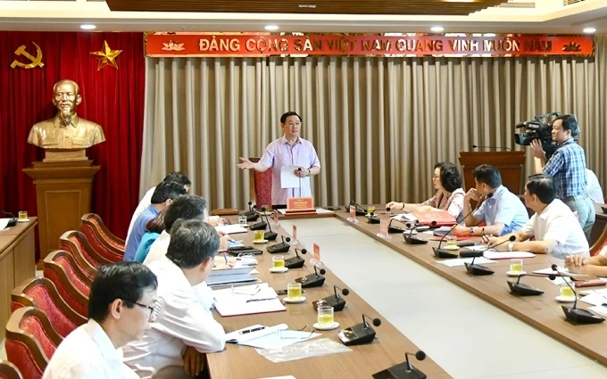Đồng chí Vương Đình Huệ, Ủy viên Bộ Chính trị, Bí thư Thành ủy phát biểu ý kiến tại buổi làm việc.