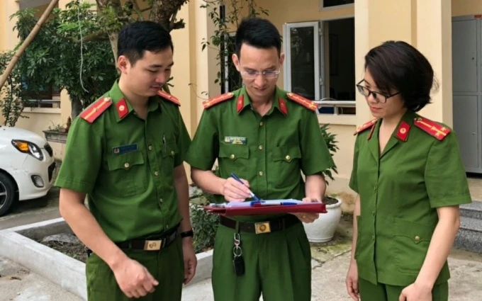 Đại úy Nguyễn Tiến Thành, Đội trưởng Đội điều tra tổng hợp - Công an huyện Bình Xuyên (giữa) trao đổi công việc với đồng nghiệp.