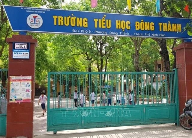 Trường tiểu học Đông Thành (TP Ninh Bình), nơi xảy ra vụ việc. (Ảnh: TTXVN)