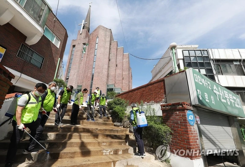 Khử trùng tại một nhà thờ ở khu vực Suwon, phía nam thủ đô Seoul (Ảnh: YONHAP)