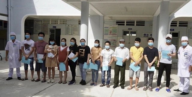Lãnh đạo Bệnh viện Đa khoa Bạc Liêu trao giấy xuất viện cho 13 trường hợp đã được điều trị khỏi bệnh Covid-19.